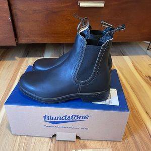 Brand New Blundstone Chelsea Boot